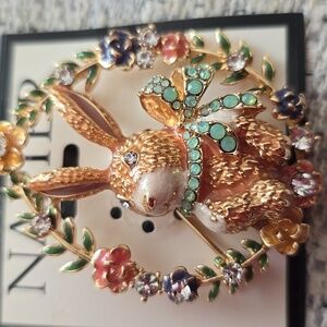 NAPIER BRAND FASHION JEWELRY PIN COLORFUL BUNNY IN A WREATH